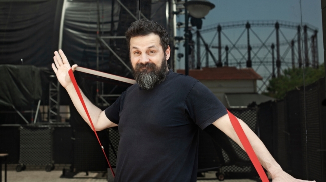 Ο Σπύρος Γραμμένος στο Gazzetta: «Εμείς περνάμε απ’ την ζωή, φεύγουμε, αλλά η μουσική μένει»