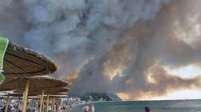 Εικόνες που κόβουν την ανάσα στη Σίβηρη: Φωτιά και καπνοί κατακλύζουν τη Χαλκιδική
