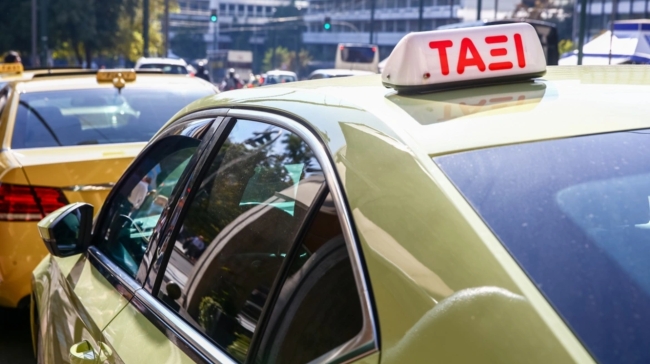 600 ευρώ για μια κούρσα στην Αθήνα: Τουρίστες καταγγέλλουν ότι οδηγός ταξί τους απείλησε
