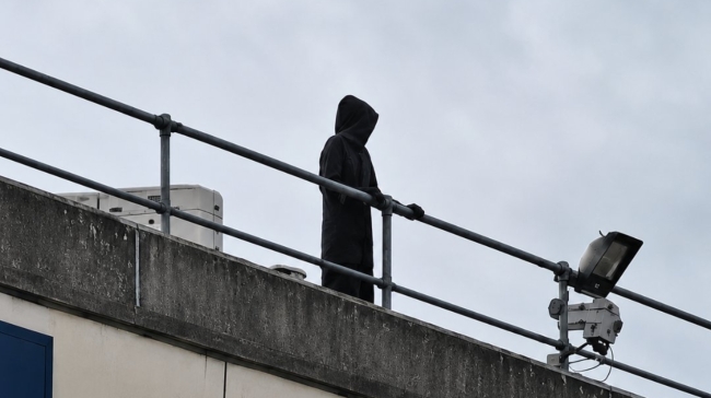 Ο Χάρος βγήκε παγανιά... στην Ουαλία: Άντρας ανέβηκε σε οροφή νοσοκομείου ντυμένος «κοράκι»