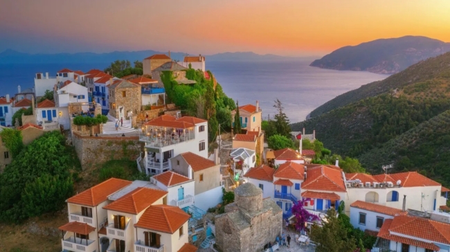 Οι 10 ανερχόμενοι ταξιδιωτικοί προορισμοί του 2027 - Ανάμεσά τους κι ένα ήσυχο ελληνικό νησί