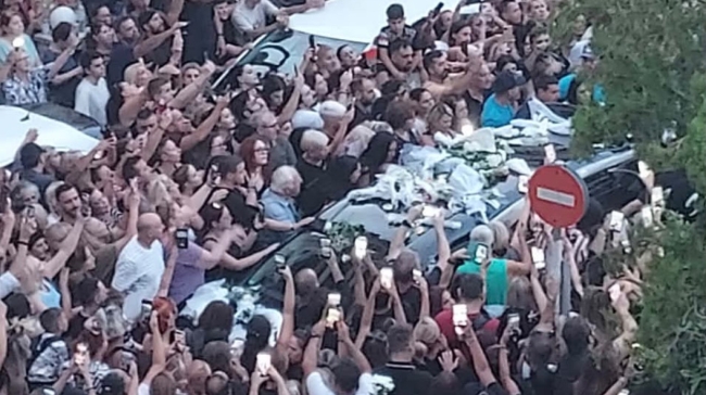 Ξεκίνησε η λαϊκή αγρυπνία για τον Γιώργο Μαζωνάκη: «Αθάνατος» φώναζαν την στιγμή που το φέρετρο έφτασε στην εκκλησία (vid)