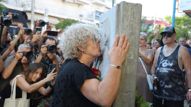 13 χρόνια από τη δολοφονία του Παύλου Φύσσα: Η στιγμή που η Μάγδα Φύσσα φιλάει το μνημείο του γιου της (vid) 