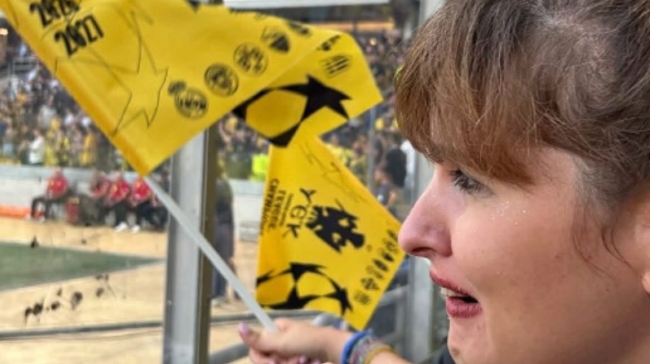 Η Μυρτώ που συγκλόνισε την Ελλάδα πανηγύρισε τη νίκη της ΑΕΚ στη Νέα Φιλαδέλφεια: «Ενθουσιασμένη, τρελαμένη, χαρούμενη»