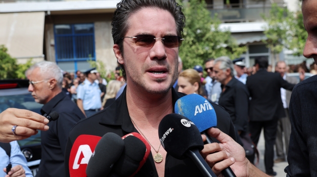 «Νιώθω κάποιες ενοχές»: Είπε ο Νίκος Οικονομόπουλος στο τελευταίο «αντίο» στον Γιώργου Μαζωνάκη 