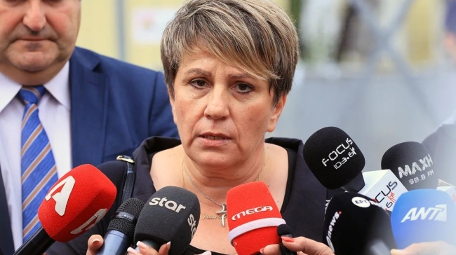«Πόσα έφαγες Καραμανλή και η Αναστασία μου λείπει από το σπίτι;»: Ράγισε καρδιές η Μαρία Ντόλκα που έχασε την κόρη της στα Τέμπη (vid)
