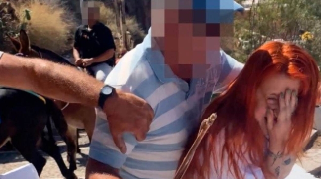 Σαντορίνη: Αγωγιάτες επιτέθηκαν σε ακτιβίστριες που διαμαρτύρονταν για τη χρήση γαϊδουριών στις σκάλες των Φηρών (vid)