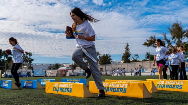 Περισσότερα από 500 παιδιά συμμετείχαν στα NFL Flag Football Camps των Los Angeles Chargers στη Σαντορίνη