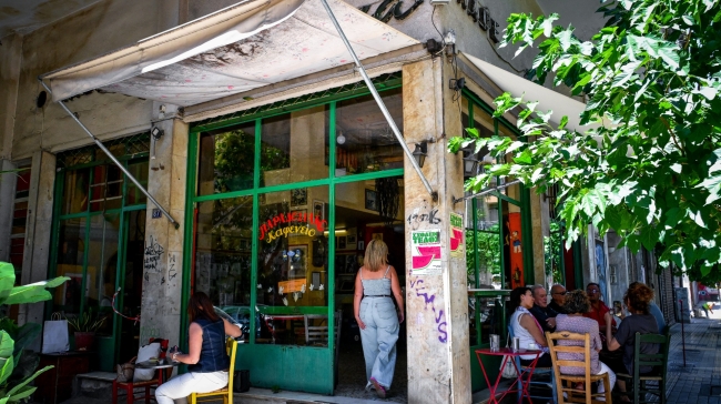 Τέλος εποχής για τη «Μουριά»: Κλείνει οριστικά το ιστορικό καφενείο των Εξαρχείων μετά από 111 χρόνια