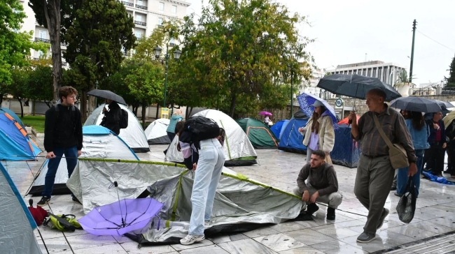 Φοιτητές στήνουν ξανά σκηνές στο Σύνταγμα: Διήμερος ξεσηκωμός με απεργία εκπαιδευτικών και κινητοποιήσεις σε όλη τη χώρα