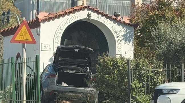 Τροχαίο στη Γλυφάδα: 89χρονος έχασε τον έλεγχο και «καρφώθηκε» στην εκκλησία (vid)