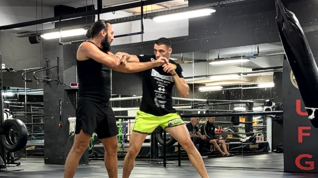 Ο θρύλος του παγκόσμιου kickboxing Chingiz Allazov στην Ελλάδα: Η προπόνηση με τον Δημήτρη Χιώτη στην Αθήνα
