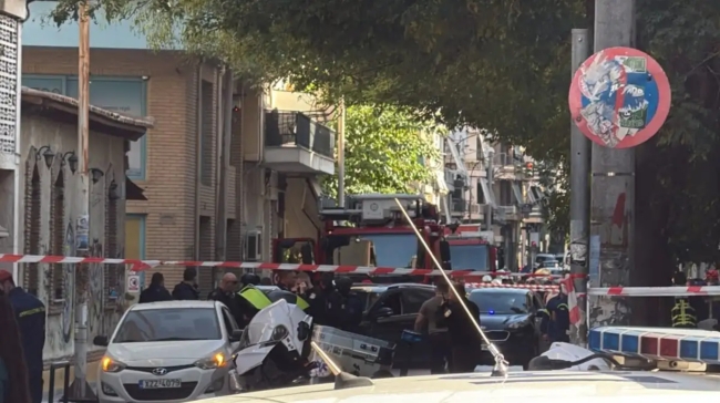 Συναγερμός στον Κολωνό μετά από έκρηξη σε κτίριο: Τέσσερις τραυματίες μεταξύ τους ένας αστυνομικός (vid)