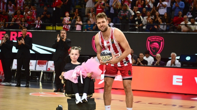 Ο Βεζένκοβ βραβεύτηκε από το One Team και η μικρή Αμέλεια συγκίνησε την ώρα της βράβευσης