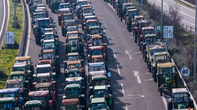 Αγρότες: Σήκωσαν τις μπάρες διοδίων στην Καρδίτσα - Κομμένη στα τρία η Εθνική Οδός Αθηνών – Θεσσαλονίκης