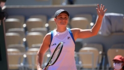 Επέστρεψε με νίκη στο Roland Garros η Μπάρτι (vids)