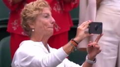 Με δάκρυα στα μάτια η Λόλι Ναβάρο απαθανατίζει την αποθέωση των Βρετανών στην κόρη της (vids)