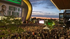  Έκσταση από 25.000 φίλους της ομάδας έξω από το «Fiserv Forum»! (vid)