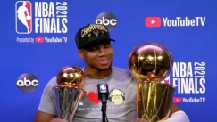 Ο Αντετοκούνμπο καλωσόρισε τα τρόπαια στο σπίτι του! (pic)