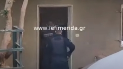 Η εισβολή της ΕΛ.ΑΣ στο σπίτι του δράστη της επίθεσης με την χατζάρα: «Αίματα, γεμάτο αίματα είναι» (vid)