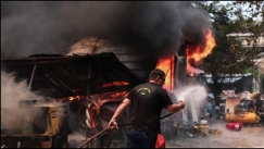 Οι φλόγες στην Σταμάτα πέρασαν τις μάντρες: Καίγονται σπίτια και αυτοκίνητα (pics & vid)