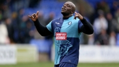 Το 39χρονο «θηρίο» Ακινφένουα θα συνεχίσει να παίζει ποδόσφαιρο για την Γουίκομ (pics & vid)