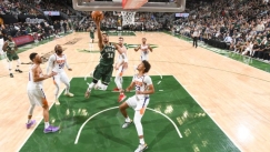 Αντίδραση των Μπακς με... διαστημικό Γιάννη! (vid)