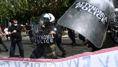 Ξύλο μεταξύ εργαζoμένων στα ναυπηγεία Ελευσίνας και των ΜΑΤ (vid)