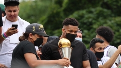 Πρόσκληση της Σακελλαροπούλου στον Αντετοκούνμπο για τη Γιορτή της Δημοκρατίας