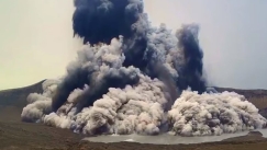 Τρομακτικές εικόνες από το ηφαίστειο που εκλύει τοξικό αέριο στις Φιλιππίνες (vid) 