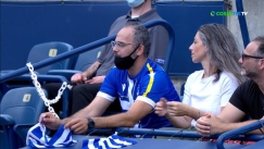 Έλληνας φίλαθλος παρακολούθησε την πρόκριση του Τσιτσιπά με την επετειακή φανέλα του Αστέρα και του ΑΠΟΕΛ (vid)