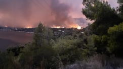 Οι φλόγες στην Εύβοια φτάνουν στο Αιγαίο, πλησιάζει την Αρχαία Ολυμπία η φωτιά (vids)