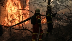 Διαψεύδουν οι Ρουμάνοι πυροσβέστες: «Δεν μπορούσαμε να σβήσουμε τη φωτιά σε μια μέρα»