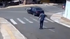 Πήδηξε μέσα στο άδειο αυτοκίνητο που έτρεχε και το σταμάτησε λίγο πριν «μπουκάρει» στα σπίτια (vid)