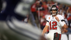 NFL: Ο «παππούς» Τομ Μπρέιντι βάζει τα γυαλιά στους νέους και συνεχίζει να σπάει ρεκόρ