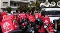 Εκατοντάδες κόκκινα κουτιά: Τεράστια συμμετοχή στην μοτοπορεία για τους διανομείς της efood (pics)