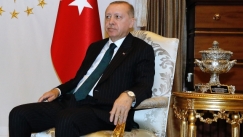 «Βούρδουλας» Ερντογάν σε Τούρκο εργολάβο: Τον πίεσε δημοσίως για παράδοση έργου πριν τις εκλογές (vid)