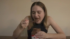Γυναίκα τρώει ένα κιλό Nutella σε λιγότερο από τέσσερα λεπτά (vid)