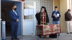Επεισοδιακός αγιασμός με παπά που ήθελε να μπει χωρίς μάσκα στις τάξεις: «Ντροπή σας… Τουλάχιστον να το κλείνετε μπροστά μου» (vid)