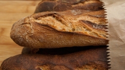 Οι ανατιμήσεις σε ρεύμα και σιτηρά ακριβαίνουν το ψωμί: «Tέτοια σφοδρότητα αυξήσεων δεν έχω συναντήσει ξανά», λέει αρτοποιός (vid)