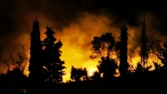 Φωτιά σε δομή προσφύγων στο Βαθύ Σάμου (vids)