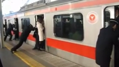 Στο Τόκιο υπάρχει «προσωπικό διευθέτησης επιβατών»: Τους σπρώχνουν για να χωρέσουν στα τρένα (pics & vid)