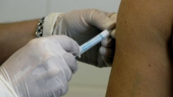 Μελέτη του ΕΚΠΑ δείχνει πόσο κρατάνε τα αντισώματα μετά το εμβόλιο της Pfizer