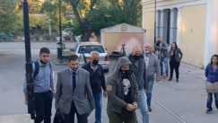 Με την ελληνική σημαία στη μάσκα και μπλούζα με νεκροκεφαλή στον Εισαγγελέα ο 30χρονος για την επίθεση στο Ν. Ηράκλειο 