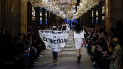 Ακτιβίστρια «παρέλασε» με πανό στην επίδειξη μόδας του Louis Vuitton στο Παρίσι (vid)