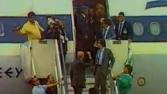 Το πιο διάσημο νεύμα της Ελλάδας: Όταν ο Ανδρέας Παπανδρέου μας «σύστησε» τη Δήμητρα Λιάνη (vid)