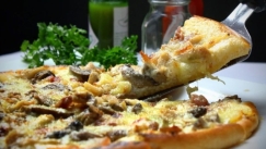 «Τσουνάμι» αυξήσεων: Μετά το σουβλάκι, έρχεται η σειρά της πίτσας (vid)