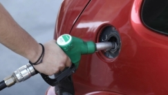 «Καλπάζει» η ακρίβεια στο πετρέλαιο κίνησης: Σε απόγνωση οι καταναλωτές (vid)