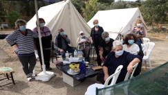 Αδιανόητα πράγματα: Έστειλαν στους σεισμόπληκτούς άπλυτα εσώρουχα, νυφικά και αποκριάτικες στολές