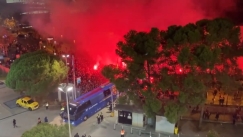 «Καυτή» ατμόσφαιρα έξω από το «Καμπ Νοου» για το ντεμπούτο του Τσάβι